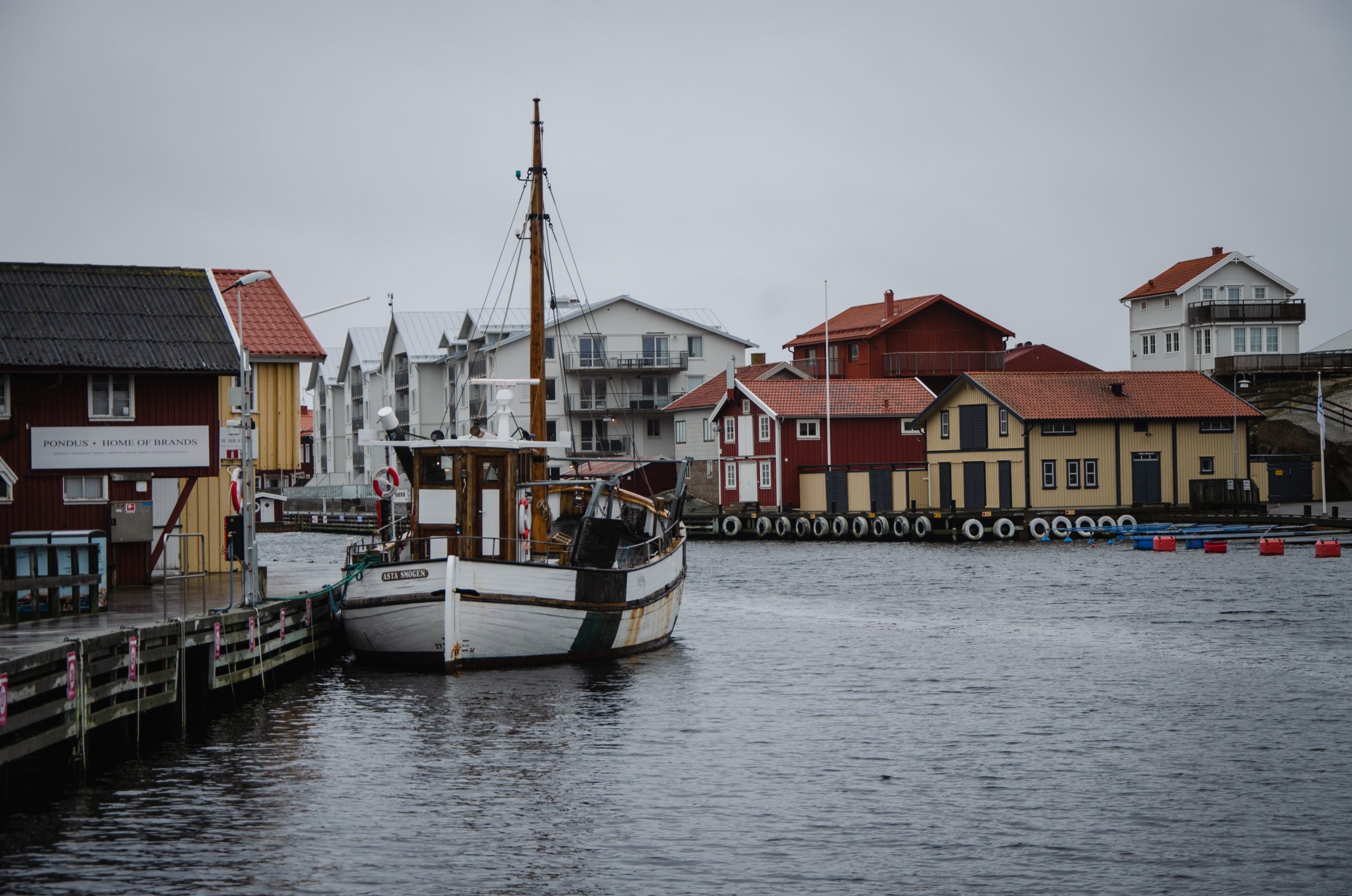 Smögen Westküste Schweden bunte Häuser Roadtrip Fischerdorf Boot