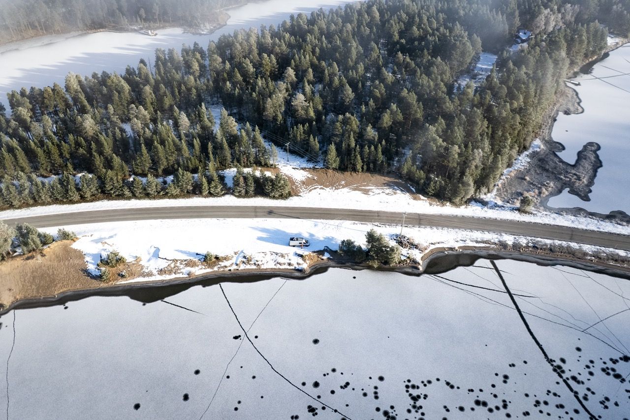 Wintercamping direkt an einem gefrorenen See