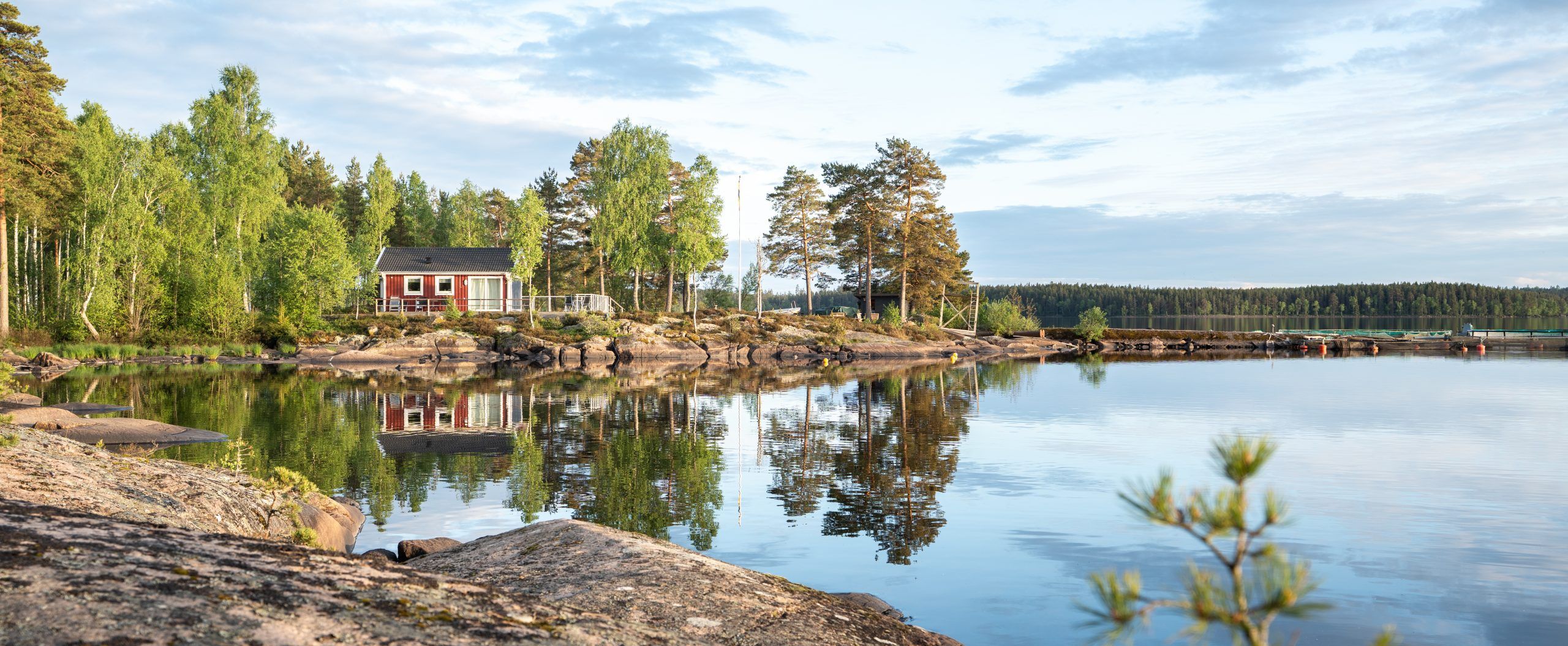 Seenlandschaft mit Schwedenhaus in Südschweden