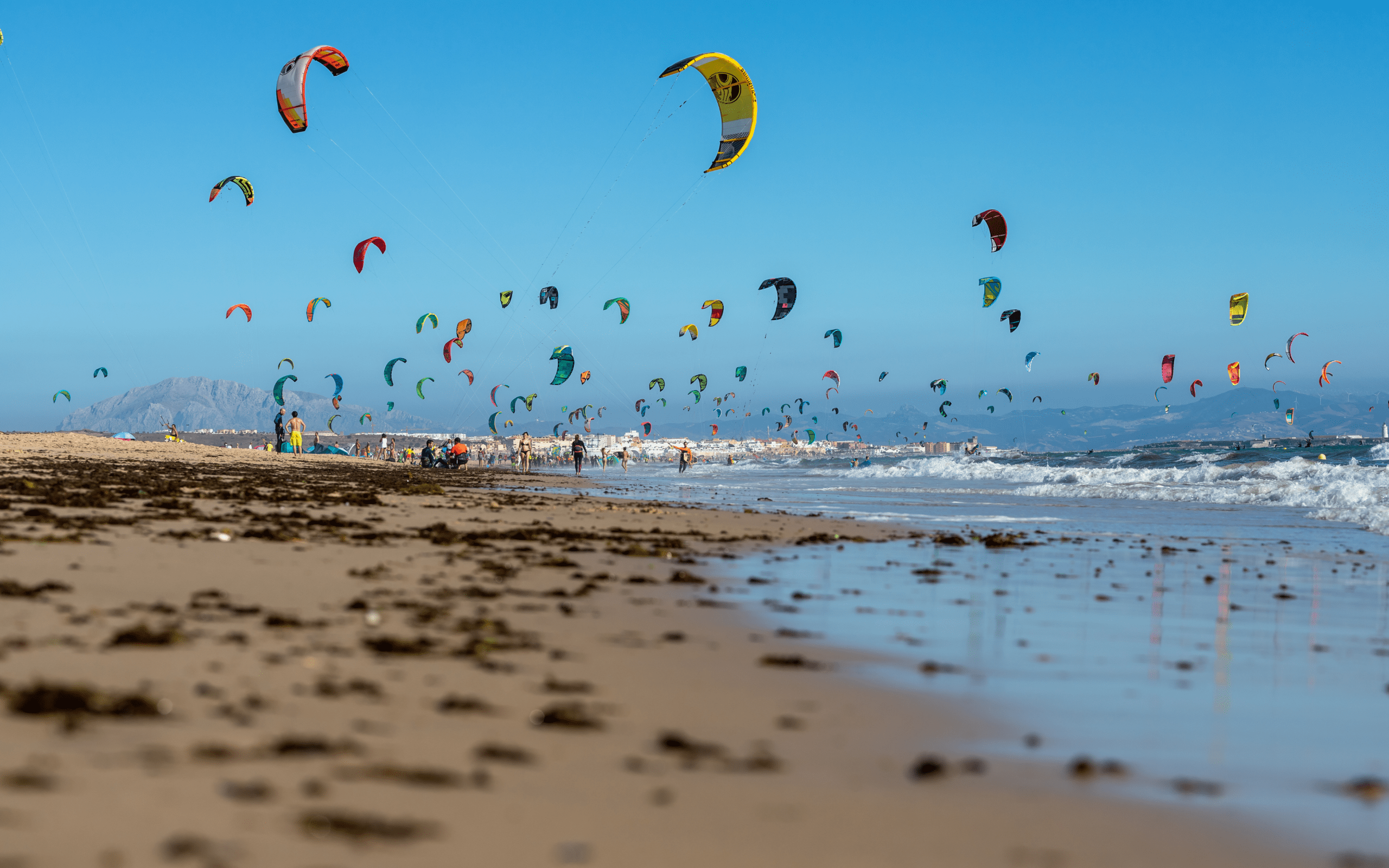 Kitesurfer am Strand von Tarifa