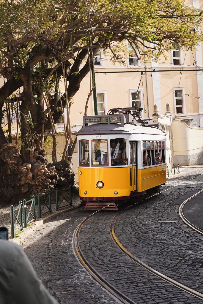 Die berühmte Straßenbahn von Lissabon_Portugal Rundreise Route
